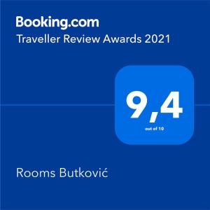 Rooms Butković في زغرب: صندوق ازرق مكتوب عليه roamsple