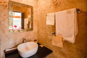um banheiro com pia, espelho e toalhas em Golden Bliss Cottage by VEO - Part of StayVista em Rāmgarh mais 36 fotografias