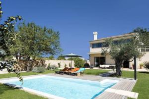 willa z basenem i domem w obiekcie Sunny Summer House 4* w Rovinj