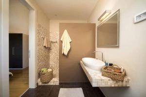 łazienka z umywalką i lustrem w obiekcie Sunny Summer House 4* w Rovinj