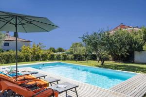 basen z leżakami i parasolem w obiekcie Sunny Summer House 4* w Rovinj