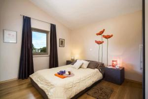 sypialnia z łóżkiem z pluszowym misiem w obiekcie Sunny Summer House 4* w Rovinj