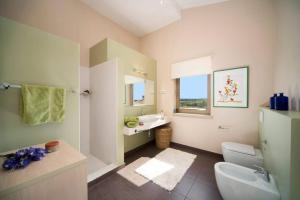 łazienka z umywalką, toaletą i lustrem w obiekcie Sunny Summer House 4* w Rovinj +6 zdjęć