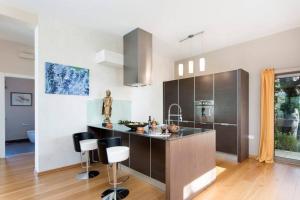 Kuchnia lub aneks kuchenny w obiekcie Sunny Summer House 4*