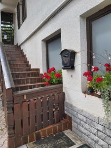 Una casa con una puerta y flores a un lado. en Apartments & Rooms Florjana, en Bled