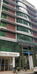 un hotel karachi está fotografiado frente a un edificio en Hotel Zakaria International en Dhaka