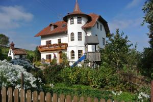 ein großes weißes Haus mit rotem Dach in der Unterkunft Holzleitnerhof in Traunstein