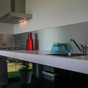 eine Küche mit einer Spüle und einer Arbeitsplatte in der Unterkunft Roggebroek 27 in Stavoren