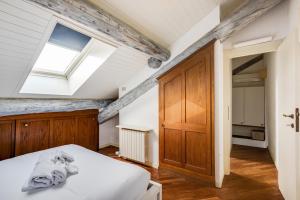 una camera con letto e lucernario di Duplex incantevole sui tetti nel cuore dei Navigli a Milano