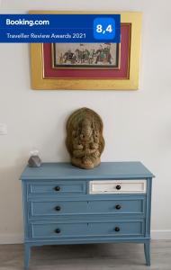 a blue dresser with a bust on top of it at Ideal Familias, Prime, Netflix y Hbo in Aranjuez