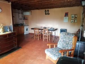 eine Küche und ein Esszimmer mit einem Tisch und Stühlen in der Unterkunft El Patio Chico in Los Loros