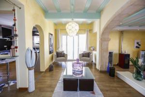 A television and/or entertainment centre at 026 Villa Leonor - Deniasol