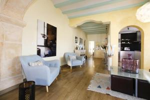 A television and/or entertainment centre at 026 Villa Leonor - Deniasol