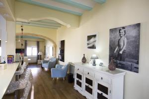 A television and/or entertainment centre at 026 Villa Leonor - Deniasol