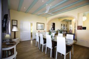 A television and/or entertainment centre at 026 Villa Leonor - Deniasol