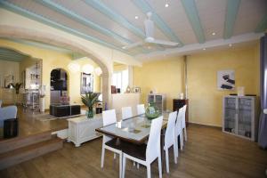 A kitchen or kitchenette at 026 Villa Leonor - Deniasol