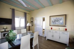 A television and/or entertainment centre at 026 Villa Leonor - Deniasol