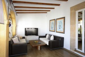 A television and/or entertainment centre at 026 Villa Leonor - Deniasol