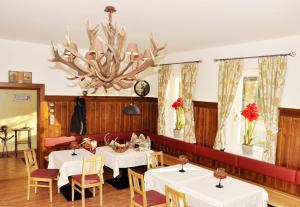 Reštaurácia alebo iné gastronomické zariadenie v ubytovaní Gasthof Wiesenhof