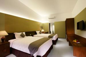 Postel nebo postele na pokoji v ubytování Hotel Neo+ Green Savana Sentul City