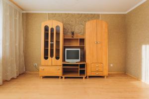 Habitación con TV y armario con TV. en Apartment in the Center, en Sumy
