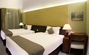 Postel nebo postele na pokoji v ubytování Hotel Neo+ Green Savana Sentul City