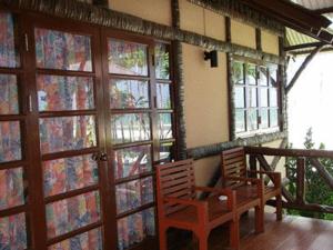 Ein Balkon oder eine Terrasse in der Unterkunft Baan Klang Aow Beach Resort