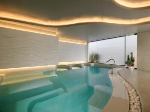 A piscina localizada em Mykonos Riviera Hotel & Spa, a member of Small Luxury Hotels of the World ou nos arredores