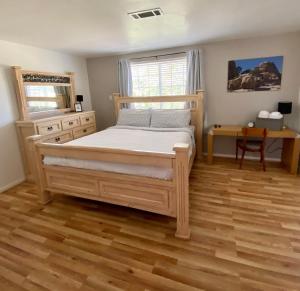 1 dormitorio con 1 cama y suelo de madera en Casa De Frank, en Joshua Tree