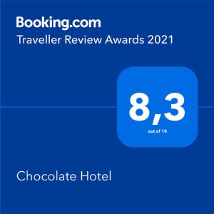 Chocolate Hotel في تولياتي: صورة شاشة غرفة الفندق مع نص فندق شوكولاته