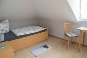 Giường trong phòng chung tại Ferienwohnungen Wittmann, Wohnung 2 OG., für bis zu 3 Personen