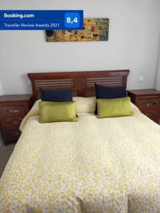 1 dormitorio con 1 cama grande y 2 almohadas en Ideal Familias, Prime, Netflix y Hbo, en Aranjuez