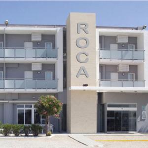 un edificio con un cartel que dice rooco en Hotel Roca, en Vinarós