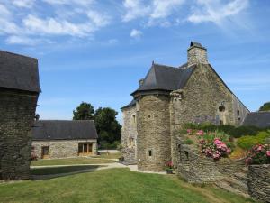 un antiguo edificio de piedra con una torre en Chambres d'hôtes, Zimmer, Domaine de Kervennec en Carhaix-Plouguer