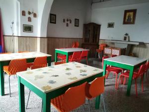 un groupe de tables et de chaises dans une pièce dans l'établissement Casa San Giuseppe - Isola d'Elba, à Cavo