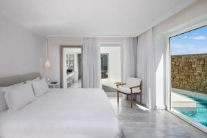 A piscina localizada em Mykonos Riviera Hotel & Spa, a member of Small Luxury Hotels of the World ou nos arredores