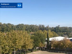a group of trees in front of a building at Ideal Familias, Prime, Netflix y Hbo in Aranjuez