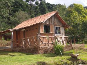 a small house in the middle of a field at Chalés Horizonte Vertical in Aiuruoca