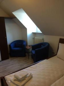 Kolping Hostel Trier im Warsberger Hof客房内的一张或多张床位