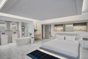 Cama ou camas em um quarto em Mykonos Riviera Hotel & Spa, a member of Small Luxury Hotels of the World