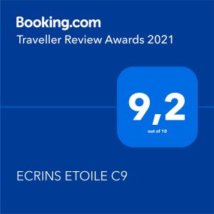 eine blaue Box mit den Worten Transceiver Review Awards darauf in der Unterkunft ECRINS ETOILE C9 in Samoëns
