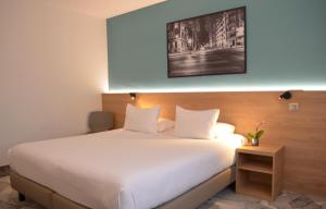 Postel nebo postele na pokoji v ubytování Hotel des Congrès