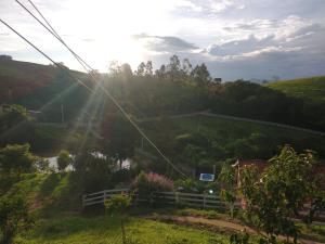 - une vue sur une colline où le soleil brille dans l'établissement Sítio Ramos, à Cunha