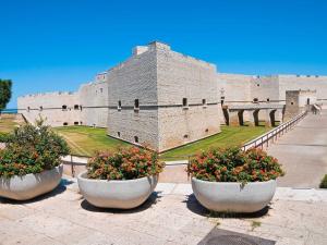 a large castle with two large pots of flowers at Bed & Breakfast Casa Lopez in Barletta