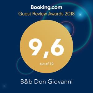 een bord met prijzen voor gastbeoordelingen met een gele cirkel bij B&b Don Giovanni in Maiori