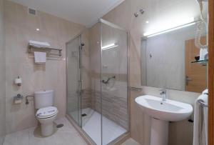 a bathroom with a shower and a toilet and a sink at Rincón Sol in Rincón de la Victoria