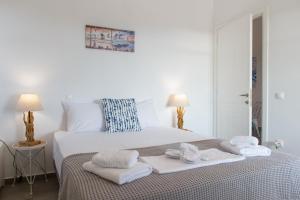 um quarto com uma cama com toalhas em Grey House em Exámbela