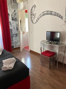A television and/or entertainment centre at Al Civico 32