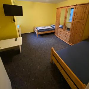 um quarto com duas camas e uma tv nele em Ferienhof Möller 