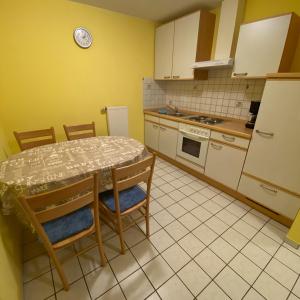 uma cozinha com uma mesa, cadeiras e um fogão em Ferienhof Möller 